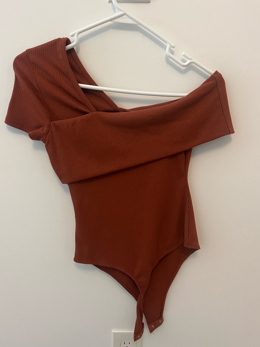 Lulu’s Rust Ribbed Asymmetrical One-Shoulder Bodysuit